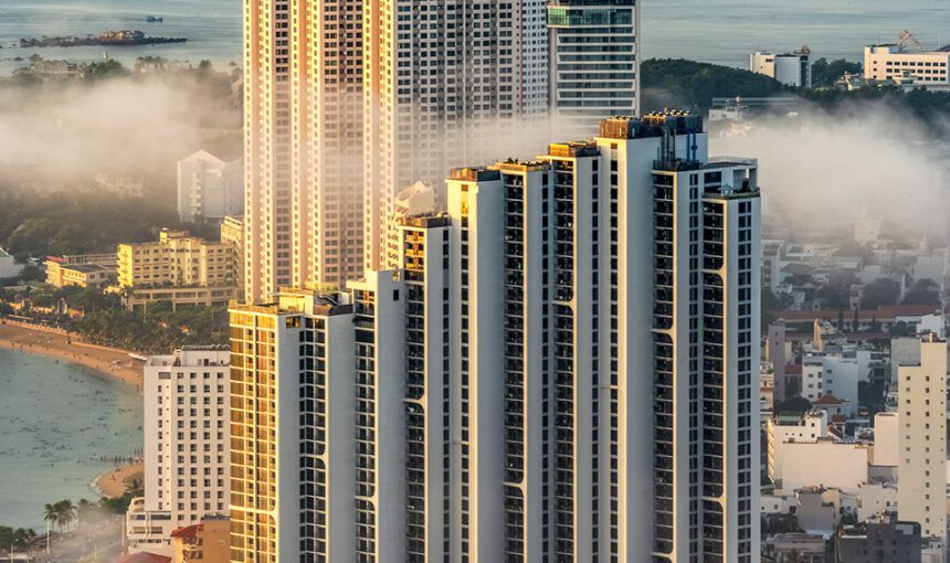 SƯƠNG ÔM PHỐ DẬY